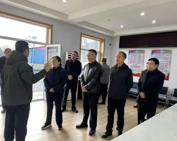 山西省工信厅党组书记、厅长潘海燕在岚县顺会乡调研驻村帮扶工作