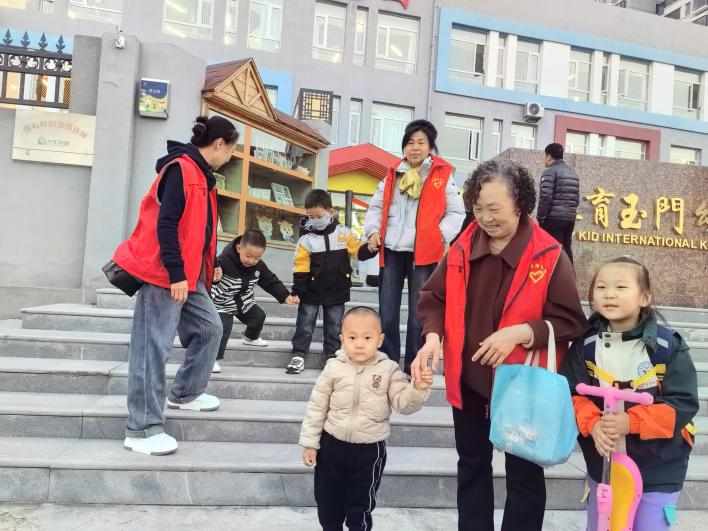 太原万柏林区南寒街道：帮接娃帮带娃  社区有群“共享奶奶”