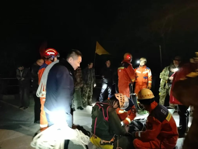 冬夜、迷雾、深山，一场4小时的搜救行动……