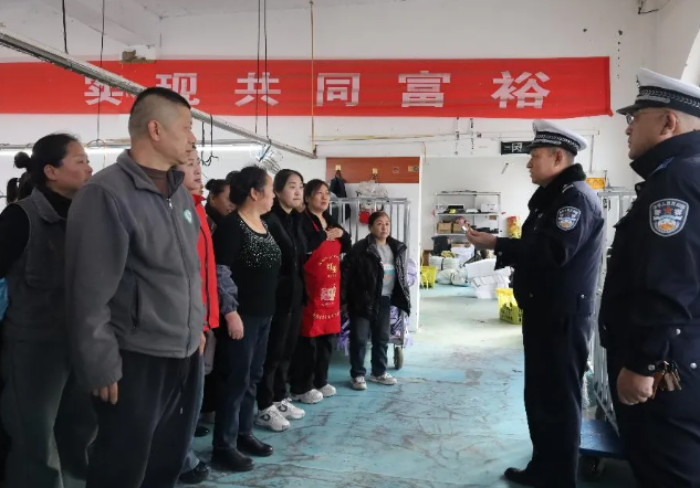 普法答疑暖人心 ——吕梁临县交警助力职工文明安全出行