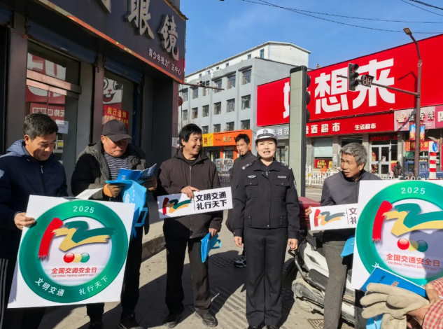 吕梁岚县公安：公共场所开展“银发宣传” 零距离守护安全出行