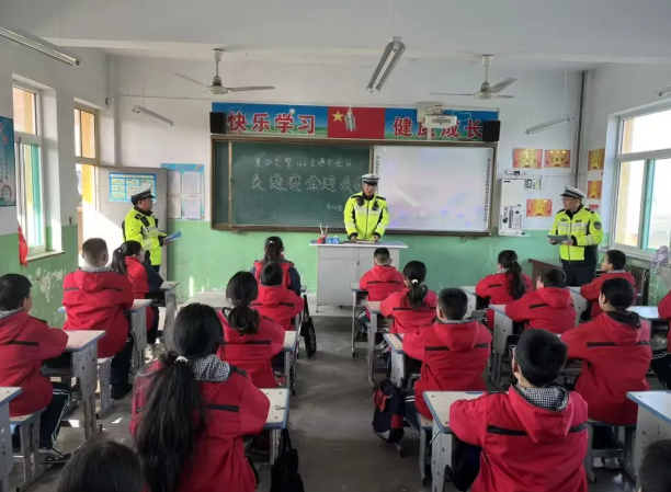 临汾襄汾交警开展122“全国交通安全日”宣传活动