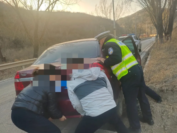 吕梁孝义公安：水渠“陷”车急煞人  暖心援手零距离