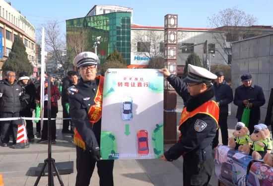 文明礼行筑平安——吕梁兴县交警多维互动点亮122主题宣传