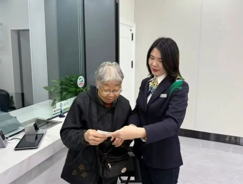 临汾曲沃农商银行：方寸网点聚合力 “两进三看”润民生