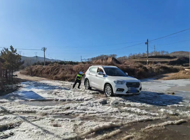 冰面困车急！大同左云交警暖心救助显担当