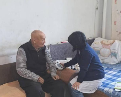 太原万柏林区长风西街街道：致敬英雄守初心  志愿慰问暖人心