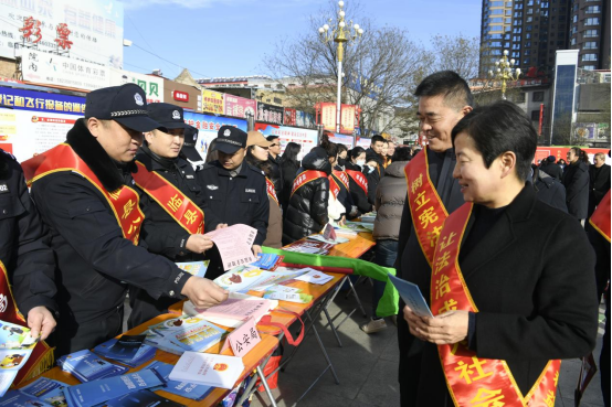 吕梁临县公安局多部门警种参加国家宪法宣传周暨平安宪法宣传周启动仪式