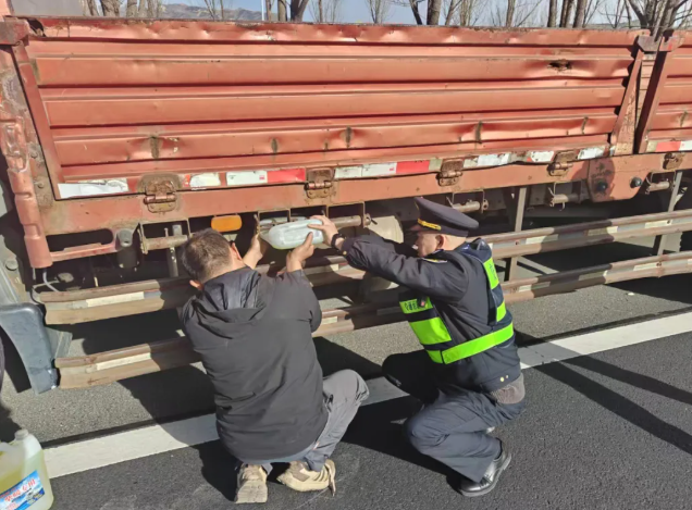山西省高速公路综合行政执法系统：天寒情暖  执法为民