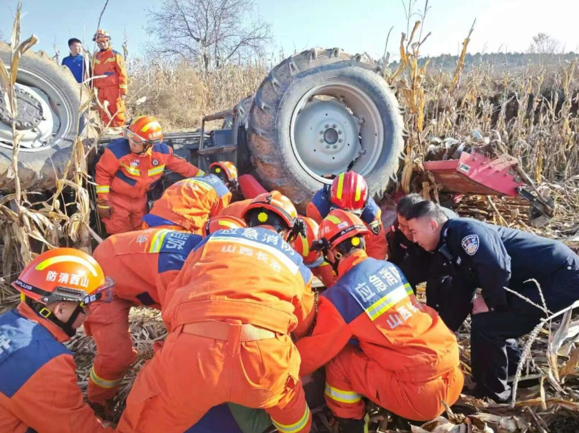 长治黎城：车辆翻沟，人员被困......危急时刻，他们“警”急救援！