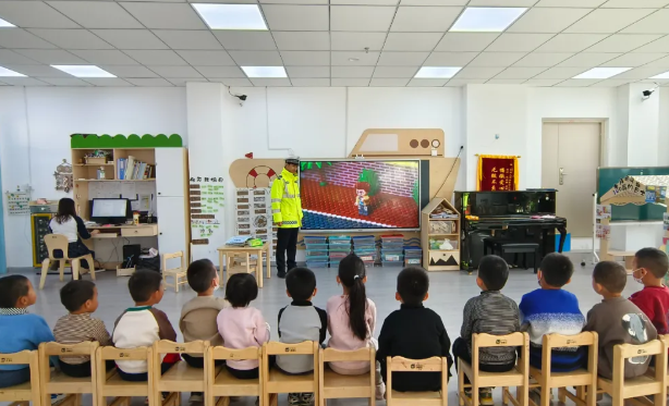 吕梁交口：“警”握小手讲安全  守护童心平安行