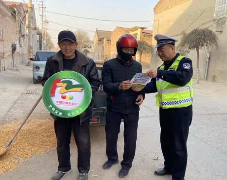 临汾公安交警走进辖区农村开展老年人交通安全宣传