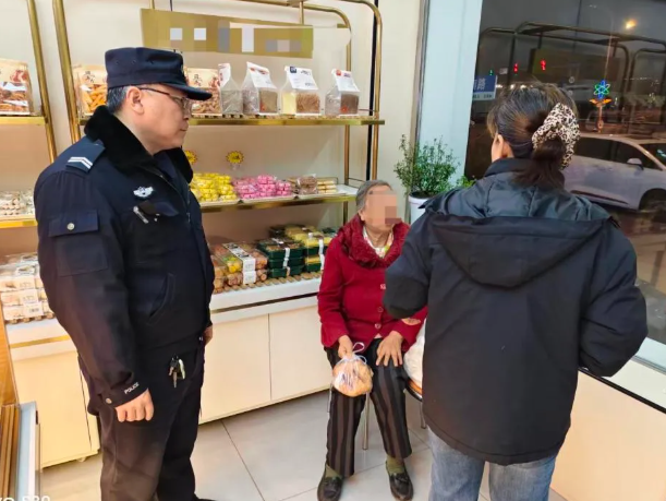 深夜蛋糕店的特殊“客人”：朔州怀仁公安温情守护走失患病老人，助其平安归家