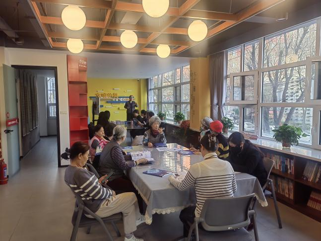 太原万柏林区千峰街道：智学手机添便利  手制布袋暖邻心