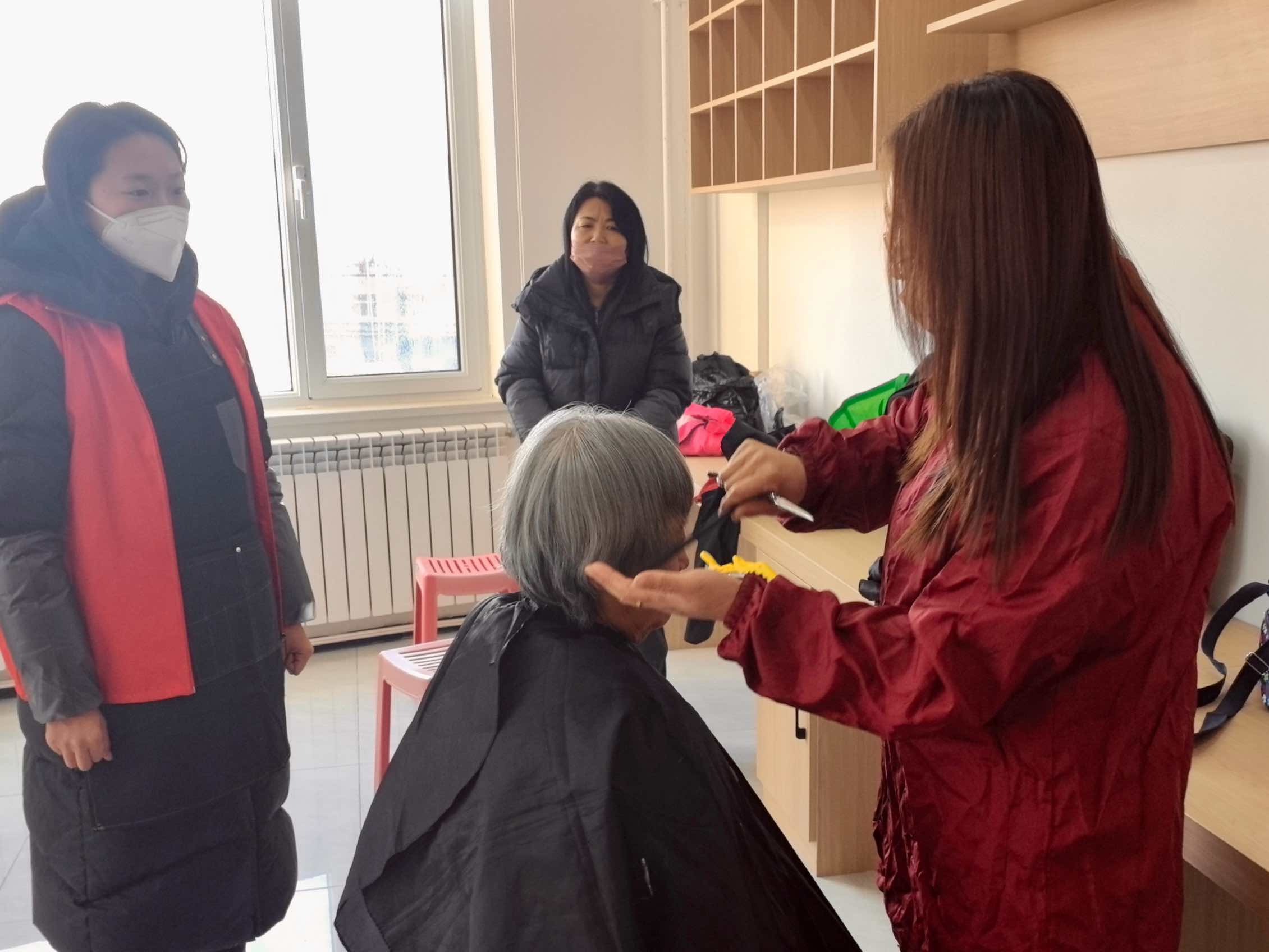 太原万柏林区神堂沟街道西峪社区：爱心义剪暖民心  文明实践惠民生