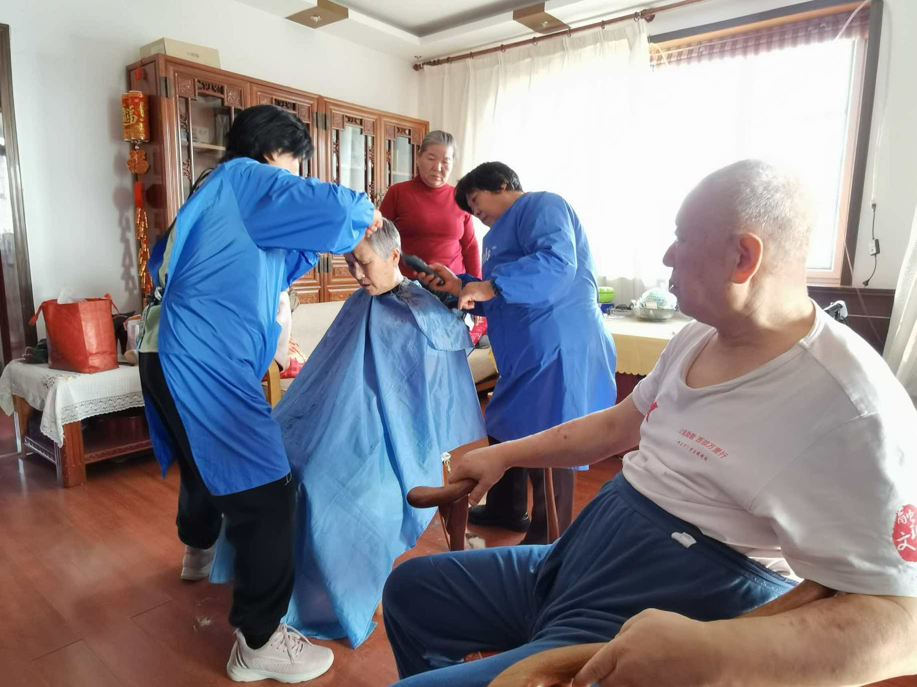 太原万柏林区千峰街道：小剪大爱暖心头  寸心寸意护耆年