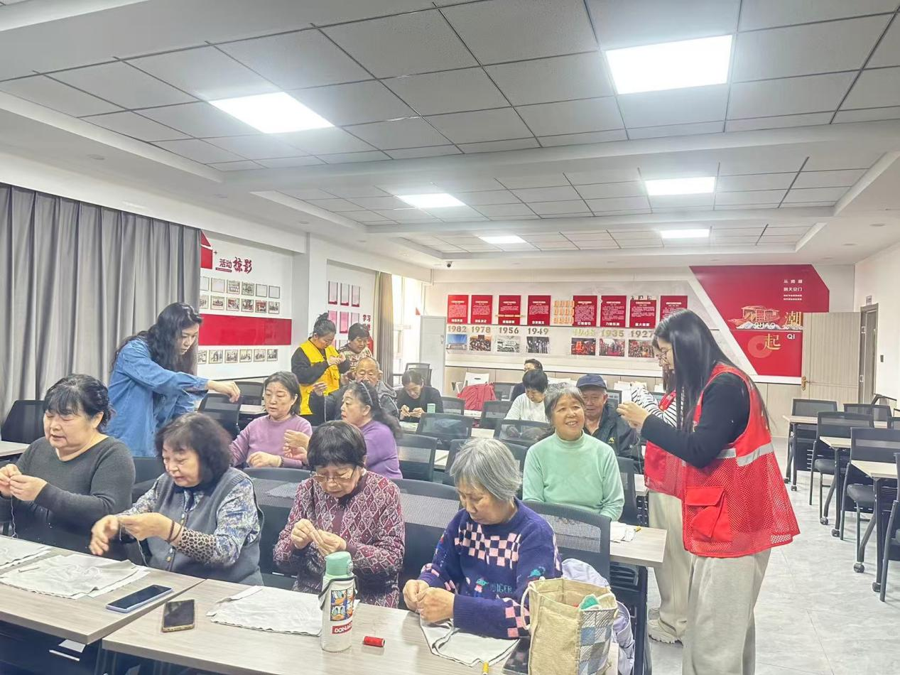 太原万柏林区长风西街街道：增进邻里情谊  科技温暖夕阳