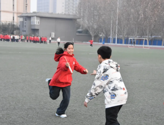 临汾市平阳中学初一年级举行迎面接力赛