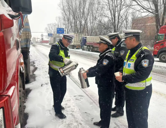 风雪赴岗！长治黎城公安以雪为令筑牢全域平安防线
