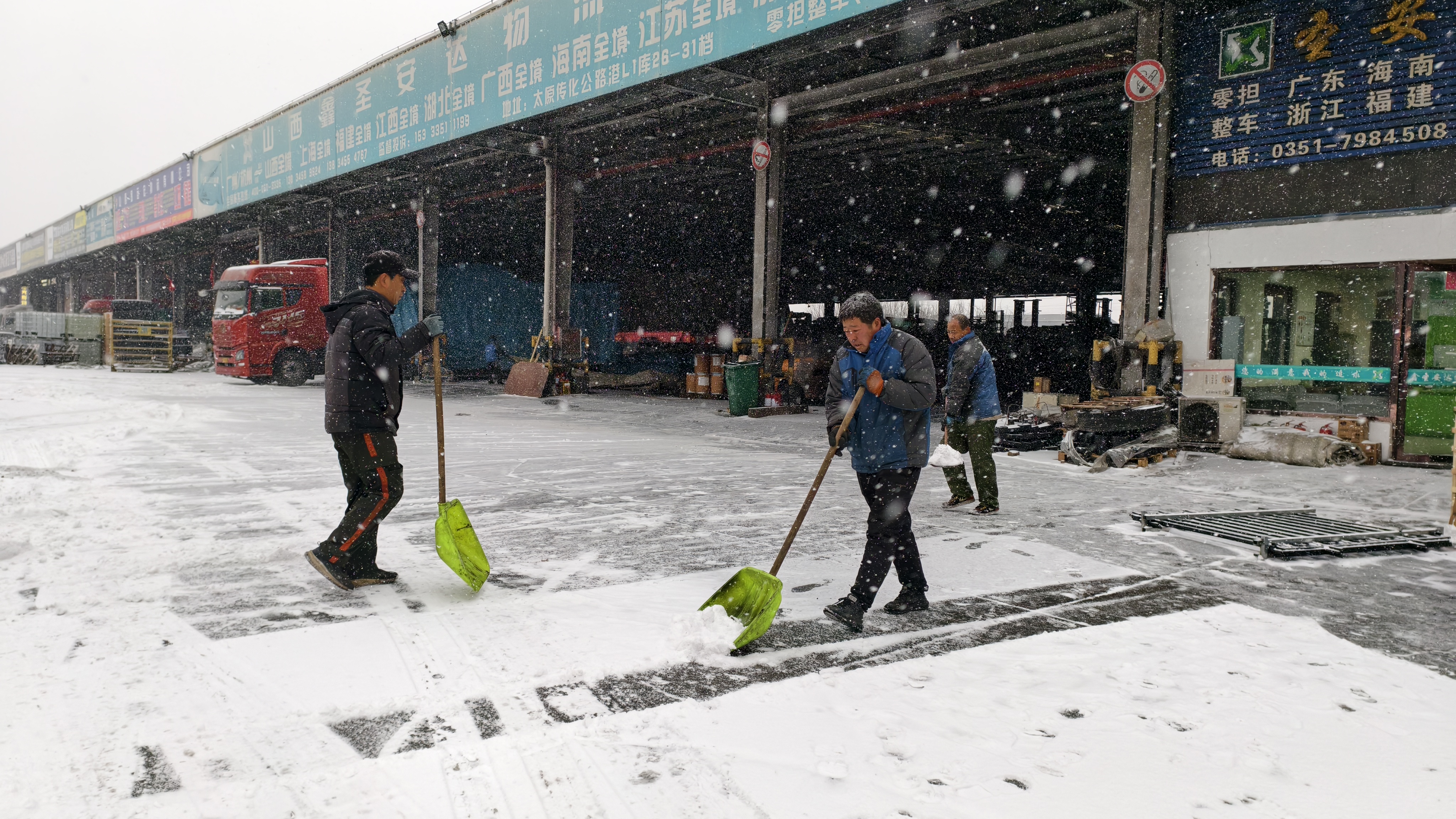 太原晋源区物流场区：以雪为令  保货物安全畅通