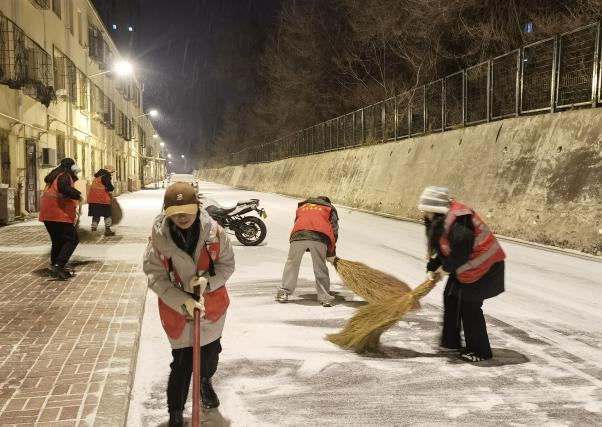 太原万柏林区南寒街道：社区里的“及时清” 风雪中的“暖心橙”