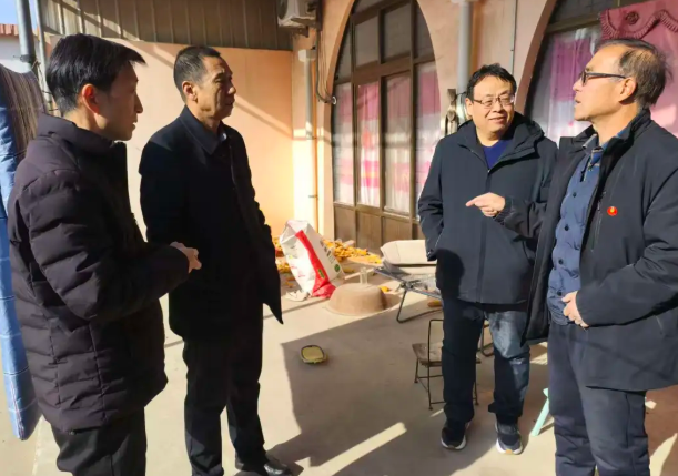 运城万荣中学校长曹涑波深入汉薛镇东坡村调研，寒冬送暖助振兴