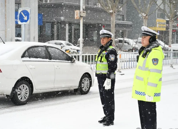 临汾安泽公安全力以赴护航今冬首场雨雪天气出行安全