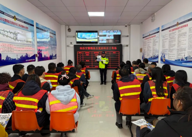 临汾公安交警源头管控筑防线  交通安全宣传走进驾校