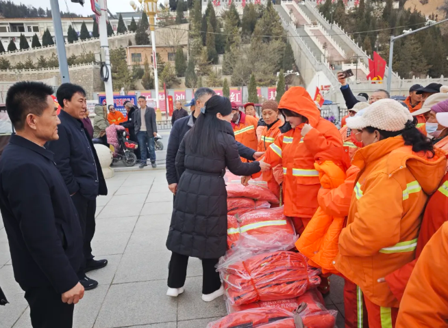 情暖寒冬  致敬城市美容师——吕梁石楼县政协工商联经企界别组向环卫工人捐赠棉衣
