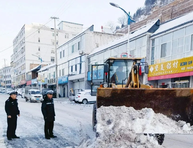 吕梁临县全民参战清雪除冰保障道路交通安全畅通