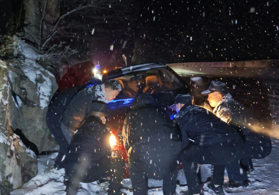 长治壶关：雪夜“警”暖大峡谷