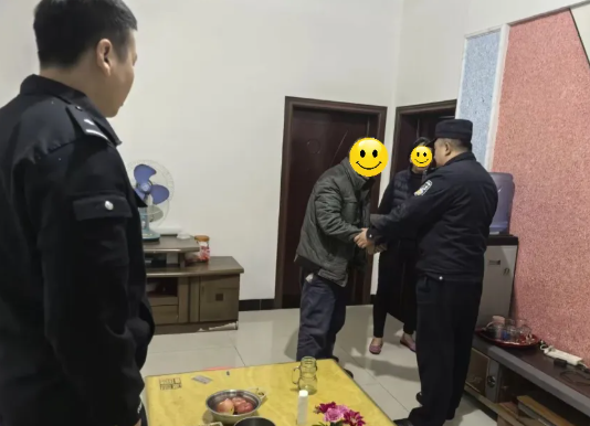 长治潞城：“别怕，我们送您回家！”民警深夜护送醉酒老人平安回家