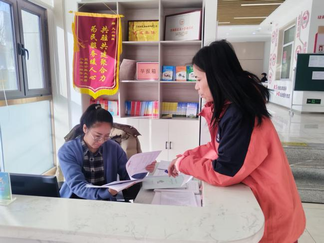 太原万柏林区王化街道：网格员化身“代办员”社保到龄服务暖民心