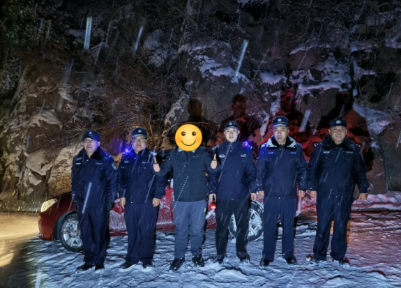 长治：风雪裹太行  警灯照归途！