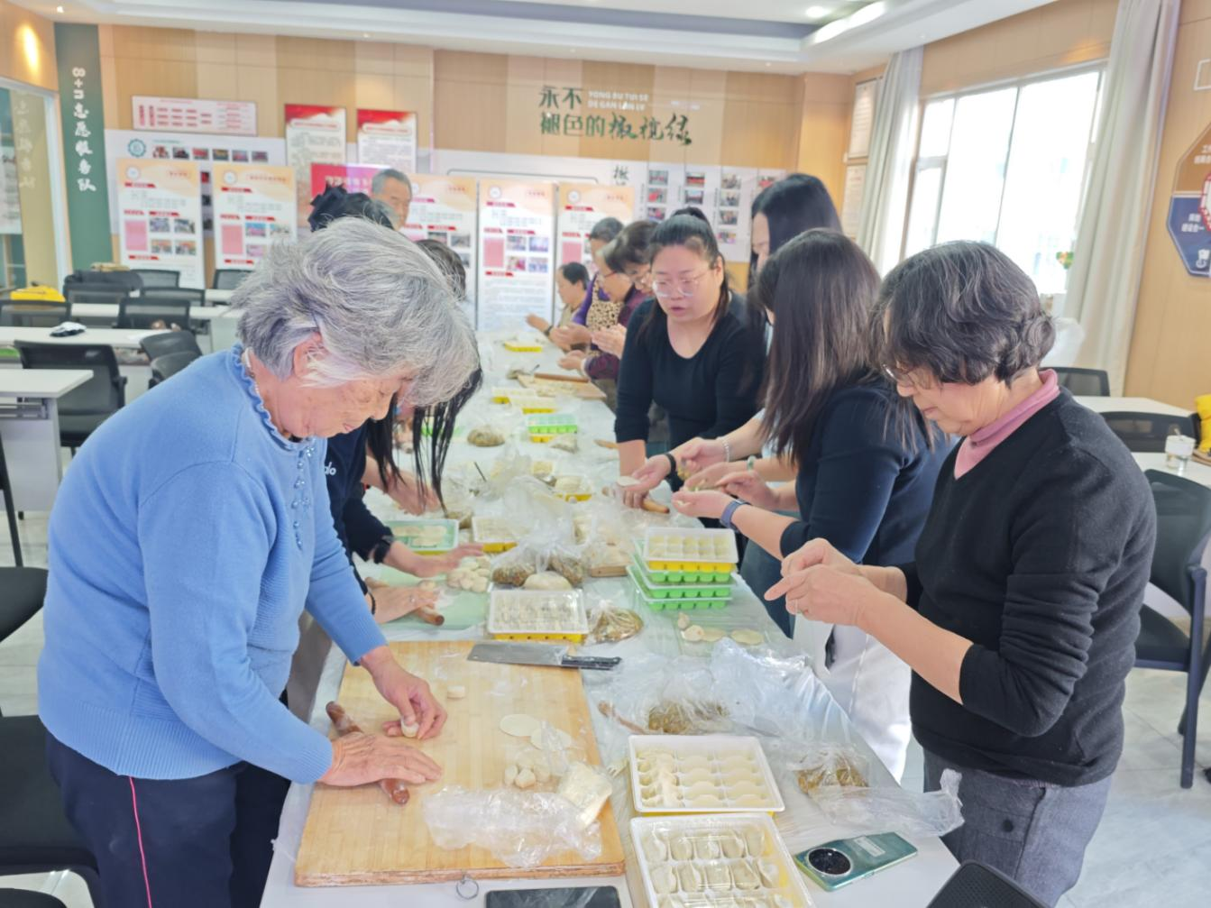 太原市万柏林区下元街道开展“冬至团圆饺  浓浓邻里情”包饺子活动