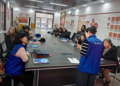 太原万柏林区和平街道西巷社区开展“银发学手机  玩转数字生活”便民活动暖人心