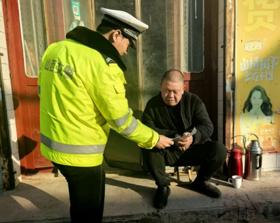 临汾公安交警进农村开展冬季“美丽乡村行”交安宣传