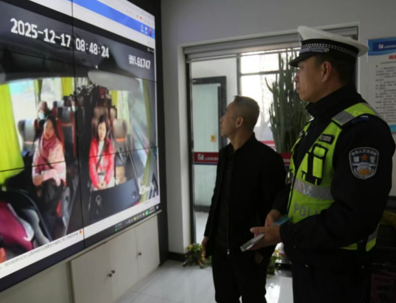 临汾公安交警进企业开展冬季交通安全警示宣传教育活动