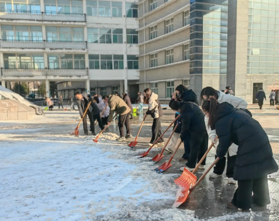 党员教师齐上阵  破冰清雪显担当——吕梁离石区江阴中学党员教师扫雪除冰在行动