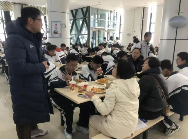 家长组团“探店”学校食堂，太原尖草坪区市场监管局打出食品安全“组合拳”！