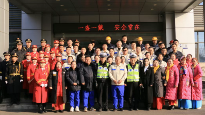 临汾公安交警走进正大制管企业开展“一盔一带 安全常在”主题宣传活动