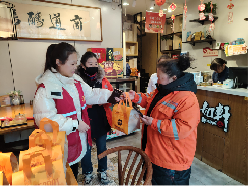 太原万柏林区长风西街街道：暖粥暖胃更暖心  情系环卫守路人