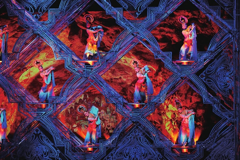 晋疆共谱文化新篇：音舞诗画《掀起你的盖头来》太原绽放