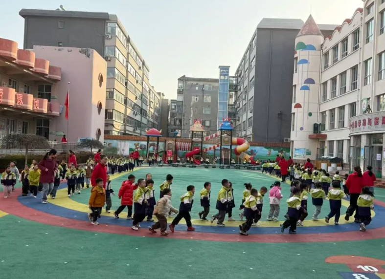 临汾市幼儿园的户外运动日常