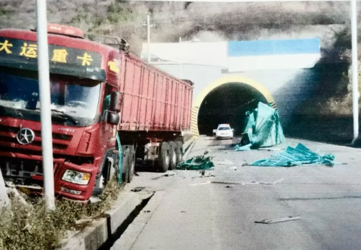 警示曝光：隧道内强行超车引发事故   肇事者负全责