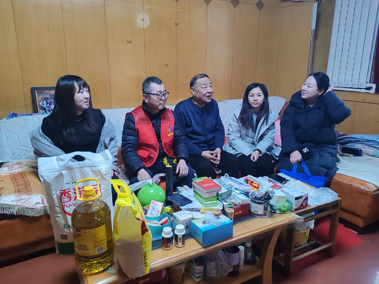 太原万柏林区：银辉映夕阳  关爱暖民心