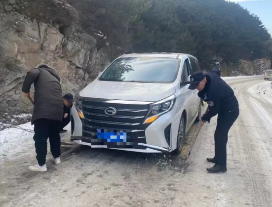 长治平顺：车辆打滑难以前行  警急救援温暖民心