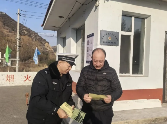 暖心护航！吕梁交城交警冬季深入山区东坡底乡开展交通安全宣传
