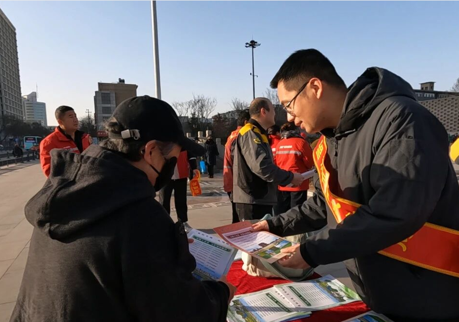 平阳广场上，临汾快递小哥化身“宣传员”！