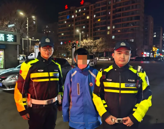 吕梁交城公安：寒夜暖心守护！救助深夜滞留街头少年平安归家